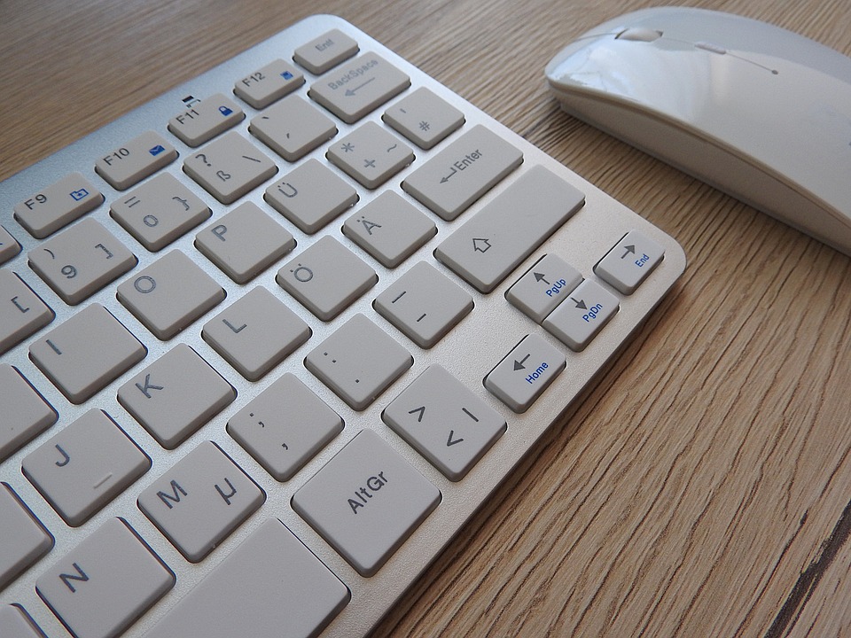Comment nettoyer efficacement son clavier et sa souris - Acxelnet propreté